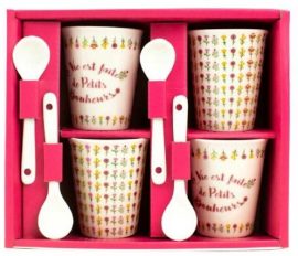 COFFRET 4 TASSES EN PORCELAINE AVEC CUILLERE « PETITS BONHEURS » – H.7,3 x 7,3 x P 6,2 cm